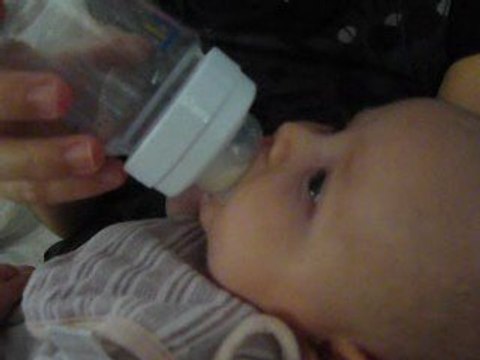 lola boit au biberon