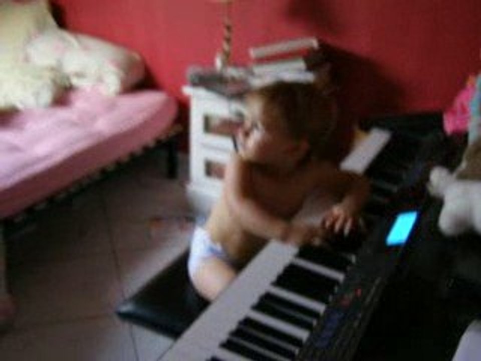 18 mois gabby joue seul du piano