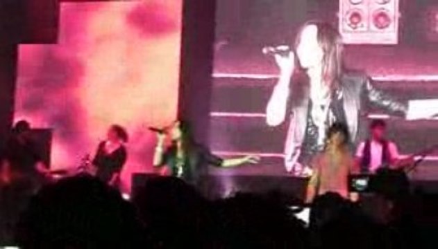 This is me Demi Lovato Jonas Brothers 14.06.09 Zénith Paris