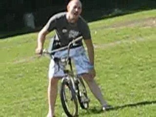 Polux qui fait le gogol en BMX ^^