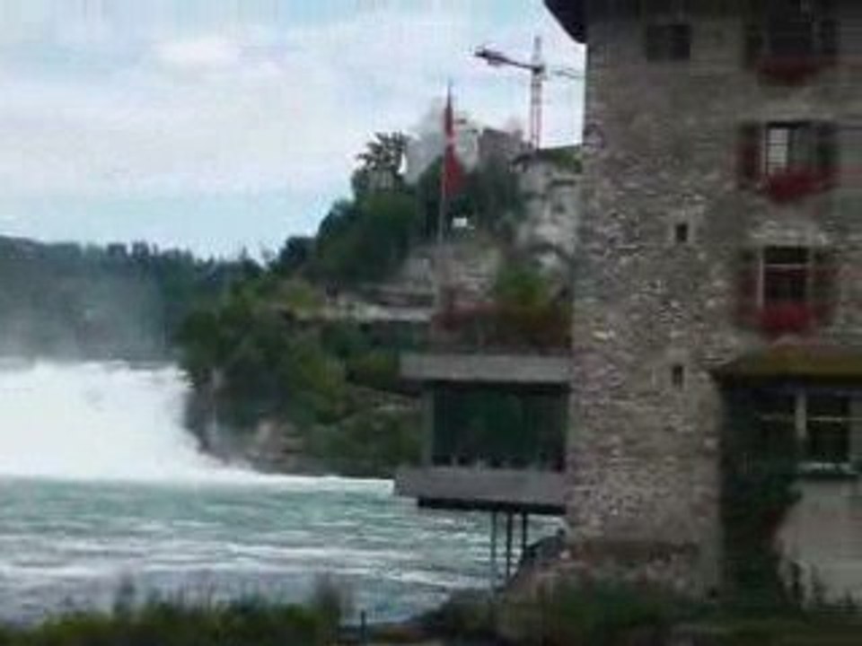 Les chutes du rhin en suisse.