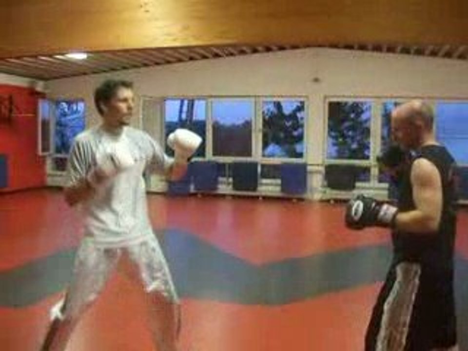 Kickboxen in Karls Fightclub Freiburg Lektion 1 Roundhouse