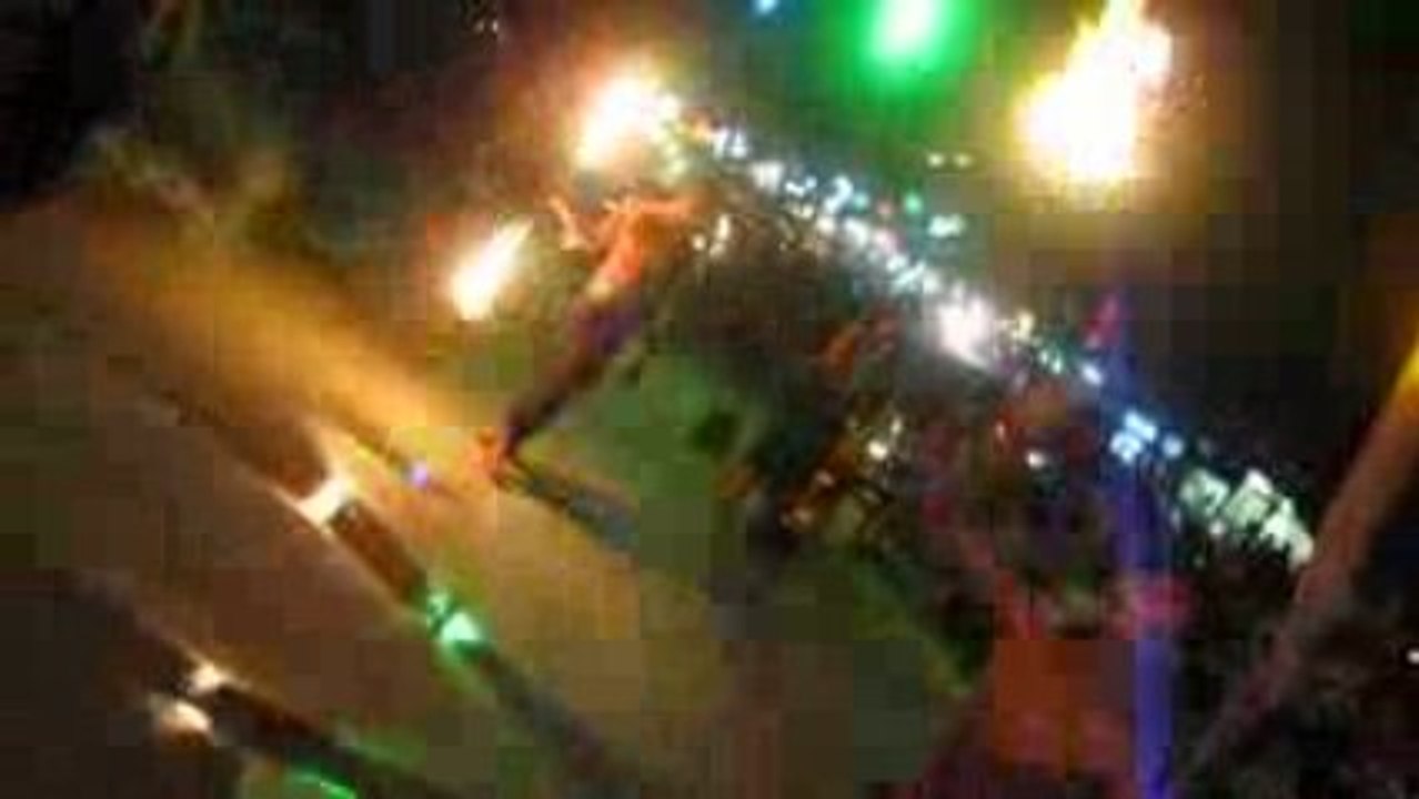 Acrobates et troubadours sur la plage de Kho Samet