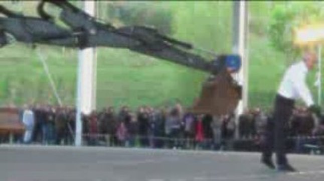 danse avec une pelle mecanique 4