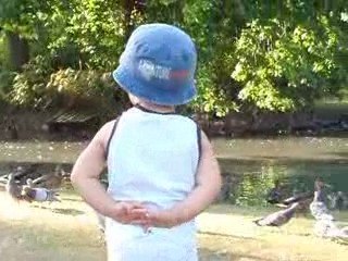 Ewen donne à manger aux canards