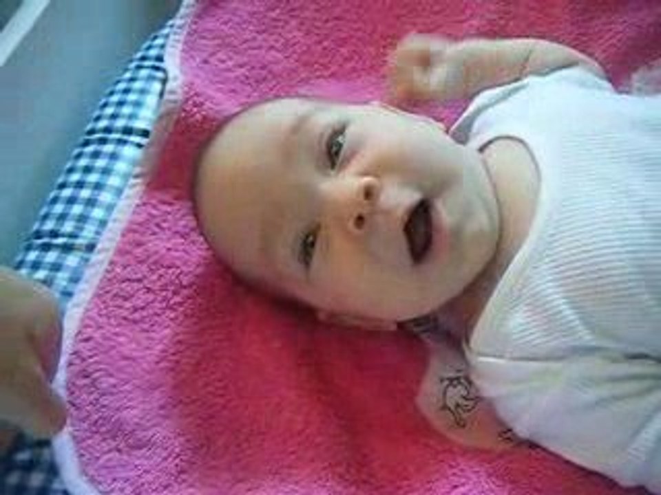 Eternue, sourit, areuh