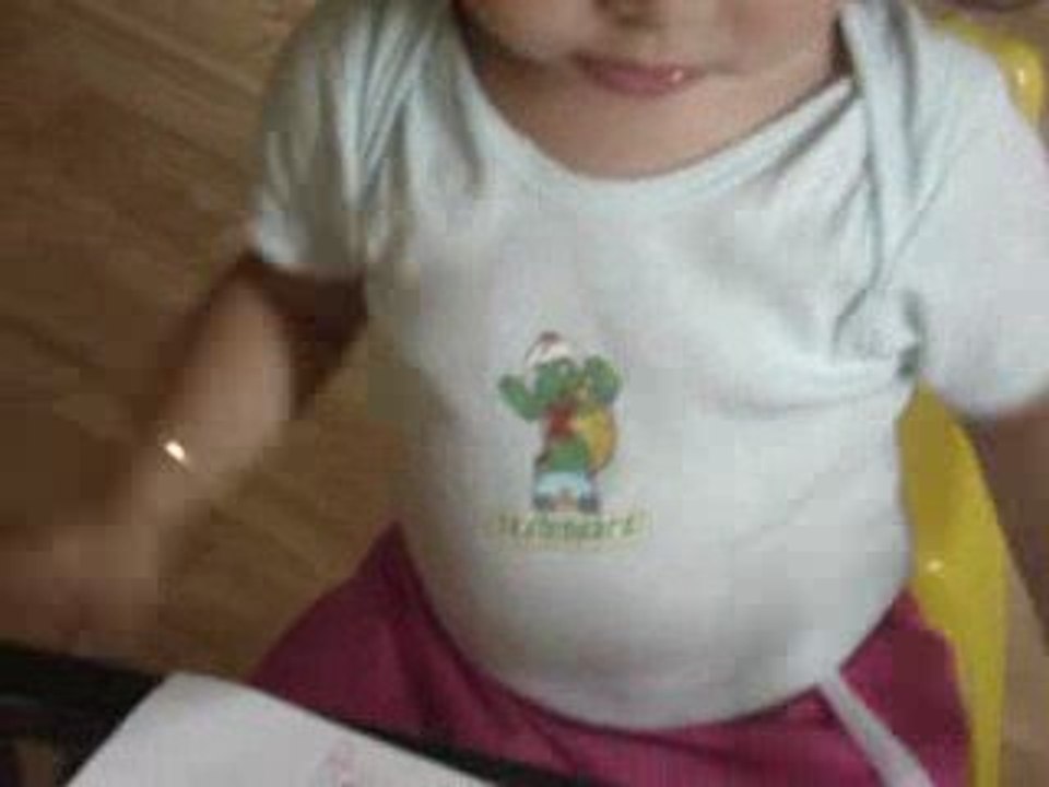 Maeva qui dessine 2ans et demi