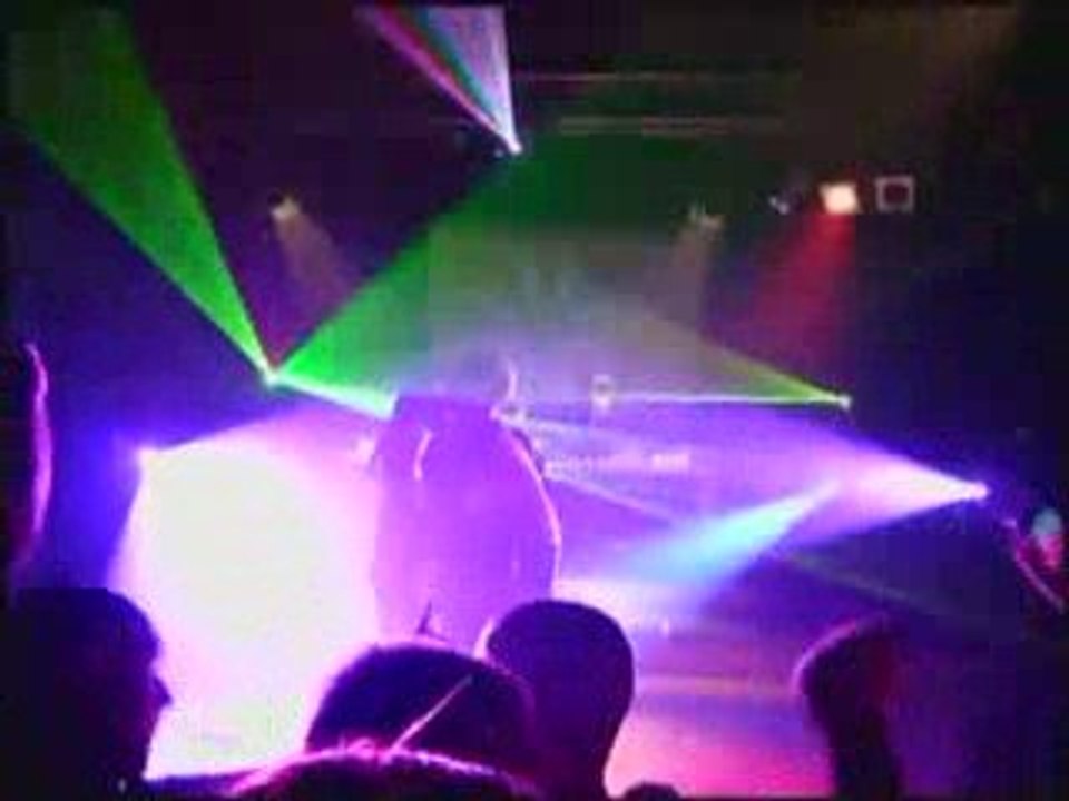 Rotterdam Terror Corps Live ça c'est du hardcore :)