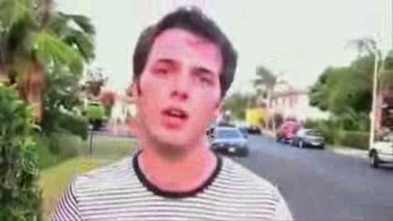 LOL this dude tries to lift hot chicks