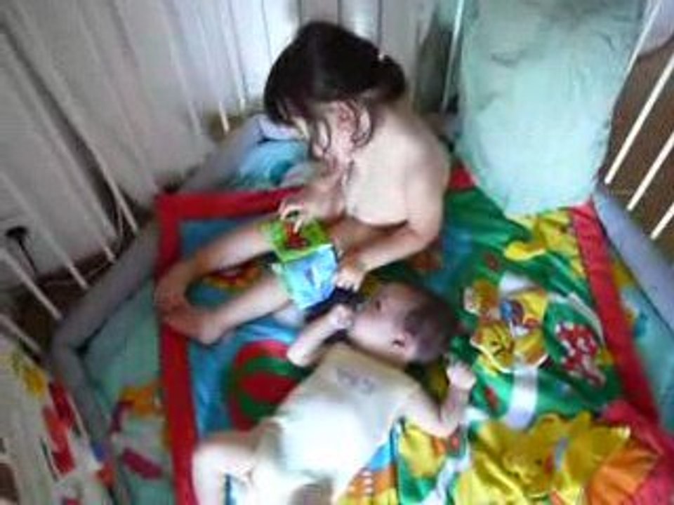 18-08-09- Zoéline lit une histoire à Angelin