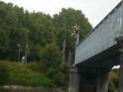 Saut du pont bleu de 10 metres a Pau rue du 14 juillet