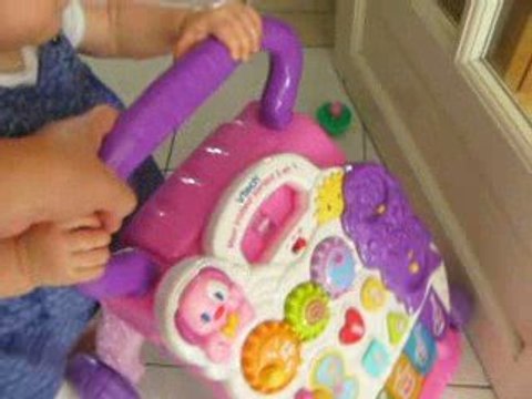 Camille marche ....avec son trotteur !!