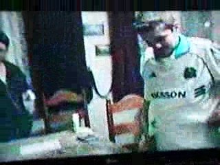 Tom se fait faire les points noirs