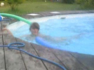 "Bon jvais dans l'eau de toute façon jsuis mouillée !"