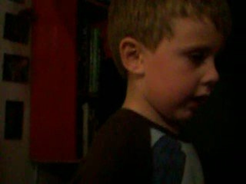 Milo raconte une histoire.