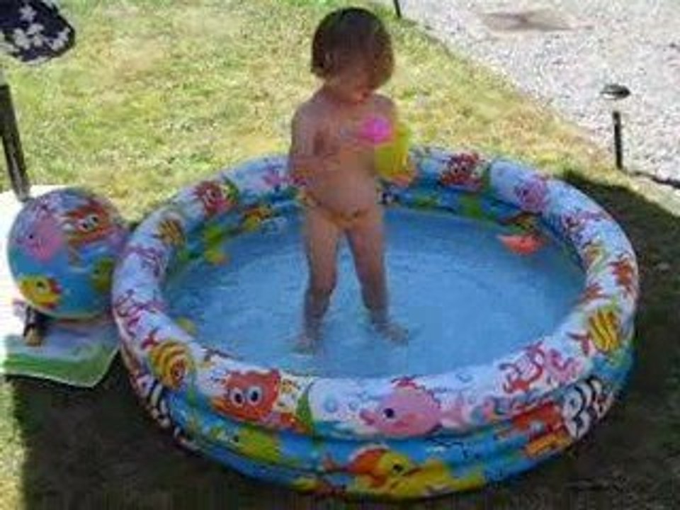 SIBYLLE DANS LA PISCINE  MI AOUT 2009 1