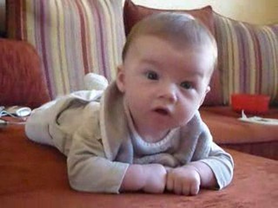 2 mois et demi maël sur le ventre