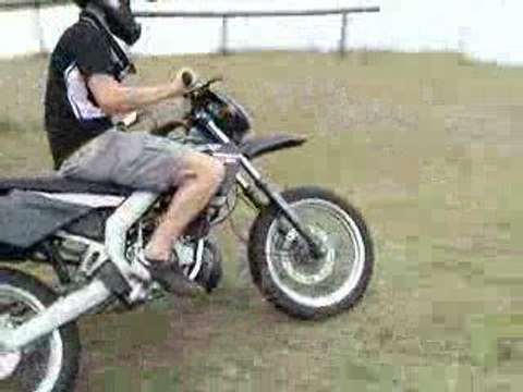 burn sur herbe en derbi x-race supermot