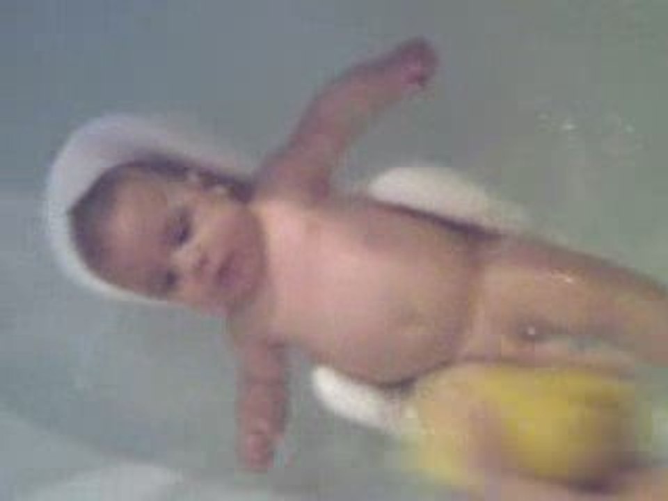 Arsène dans le bain