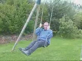 Papa fait de la balançoire XD