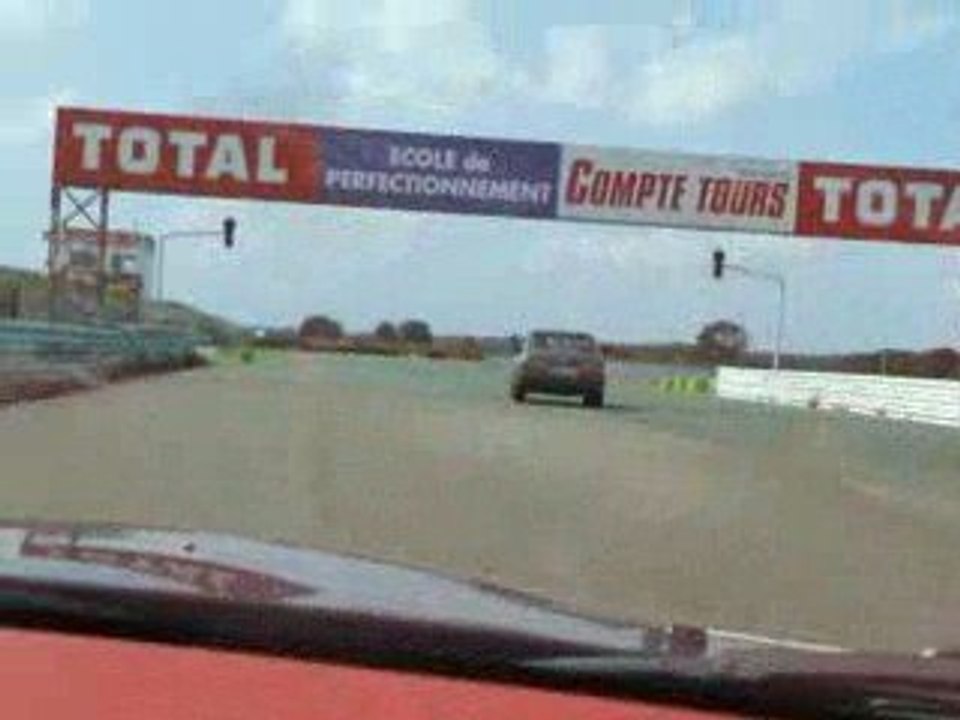 En e28 sur le circuit d'Abbeville