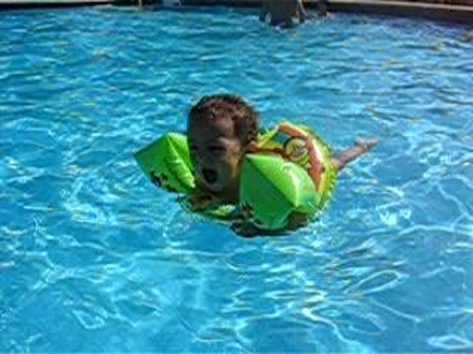 Samy a la piscine