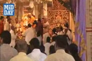 Dr. Raghunath Anant Mashelkar performing aarti