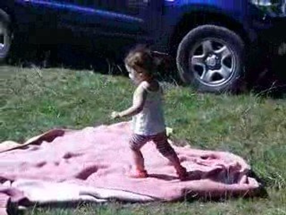 Elya danse sur Michael Jackson :-D