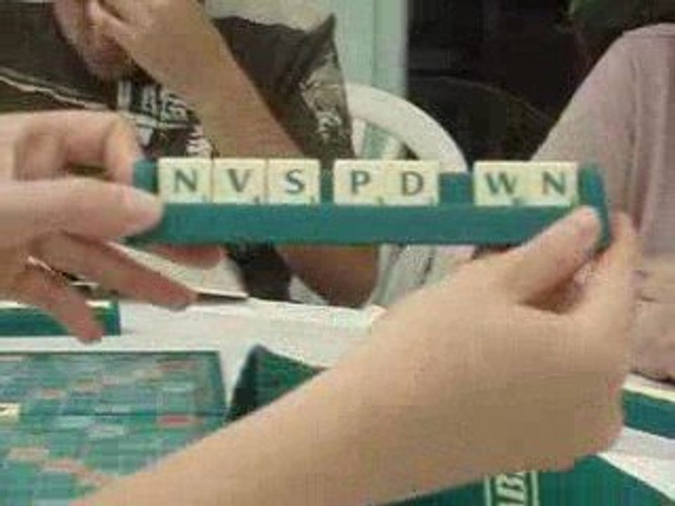 MOV04402P Partie de scrable acharnée par une chaude journée