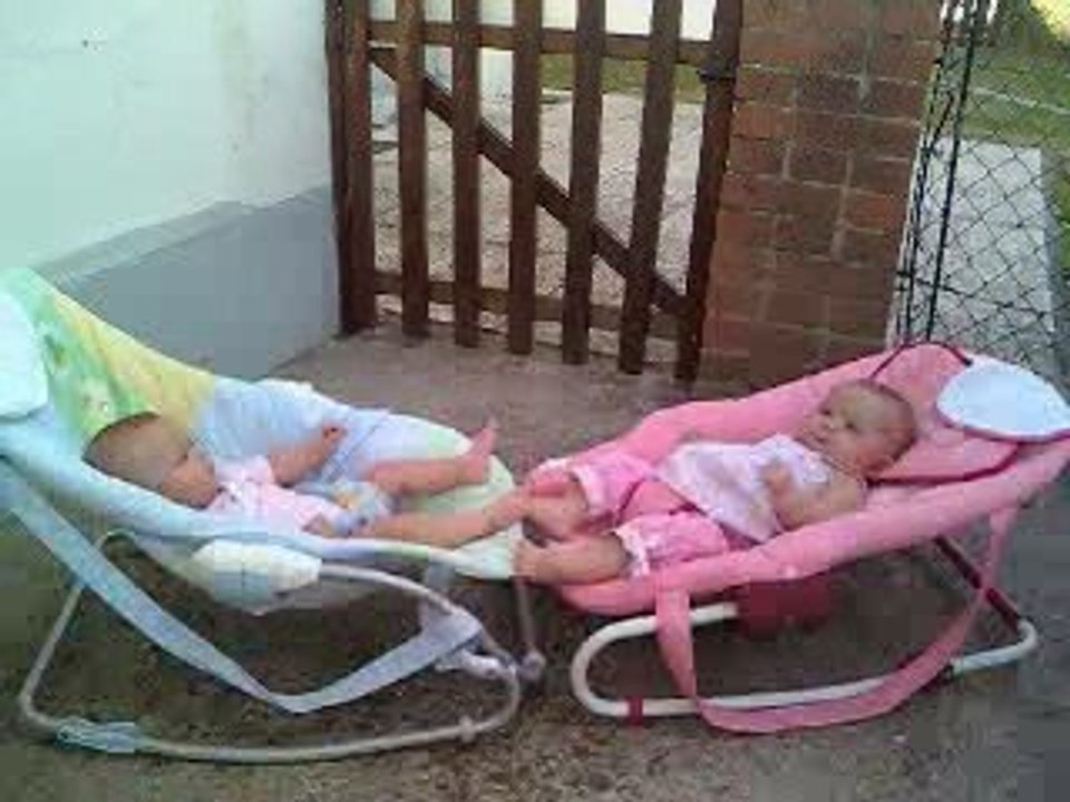 bataille de pieds entre héloïse et léanie