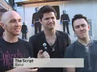 Oasis fans demand refund as band pull out of V Festival