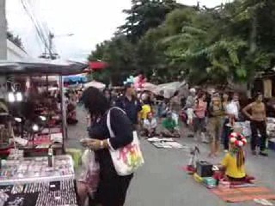 Quand le temps s'arrête à 18h00 au marché de Chiang Mai