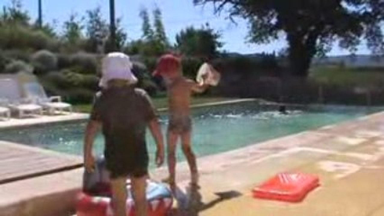Hugo et Tommy découvrent les joies du bain de siège