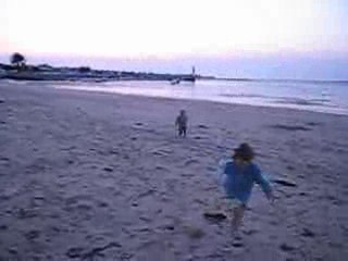 Lucie et Théo, un soir sur la plage....