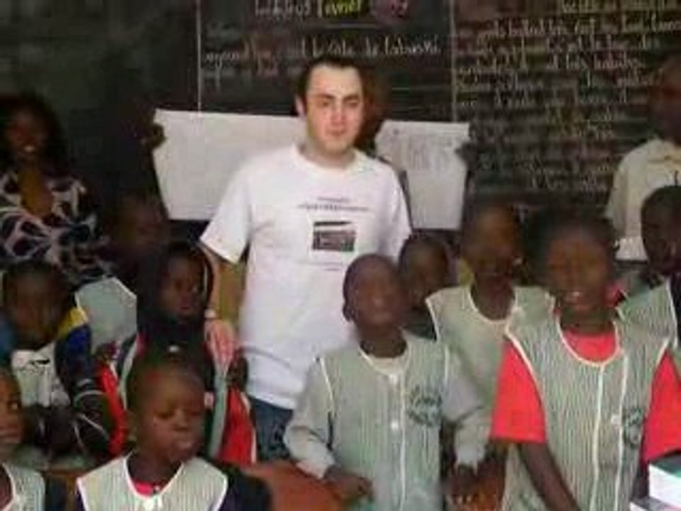 mon frere avec des enfants du senegal