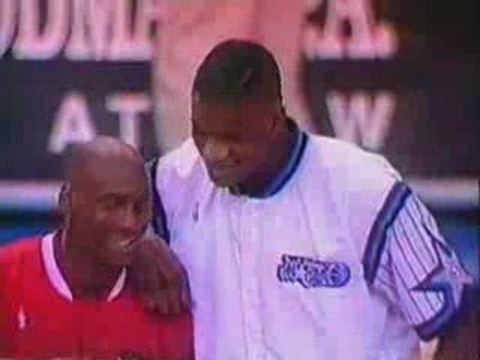 MICHAEL JORDAN BLOCKS SHAQ IN THEIR FIRST MEETING, basketbal