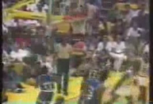 Michael Jordan Jump over a man and Dunk, basketball, nba