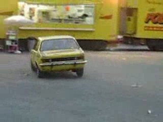 Arabasıyla Akrobasi Hareketleri Yapan Adam