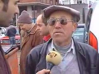 gülmekten çatlicaksınız (adamın ilk mikrofona bakışına bakın