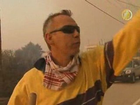 Горят Афины, люди покидают дома