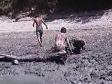 les garçons jouent dans LE boue