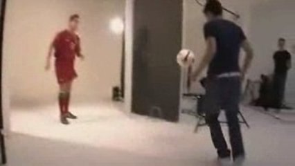 Pato y Cristiano Ronaldo antes de un comercial.