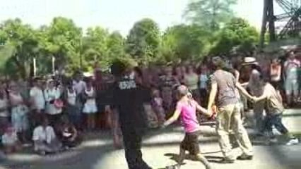 BREAKDANCE aux pieds de la Tour Eiffel