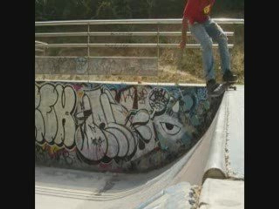 Varial flip rock to fakie SKate istres miramas