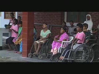 Auprès de personnes handicapées au Bangladesh...