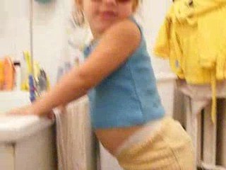 lou ann se brosse les dents