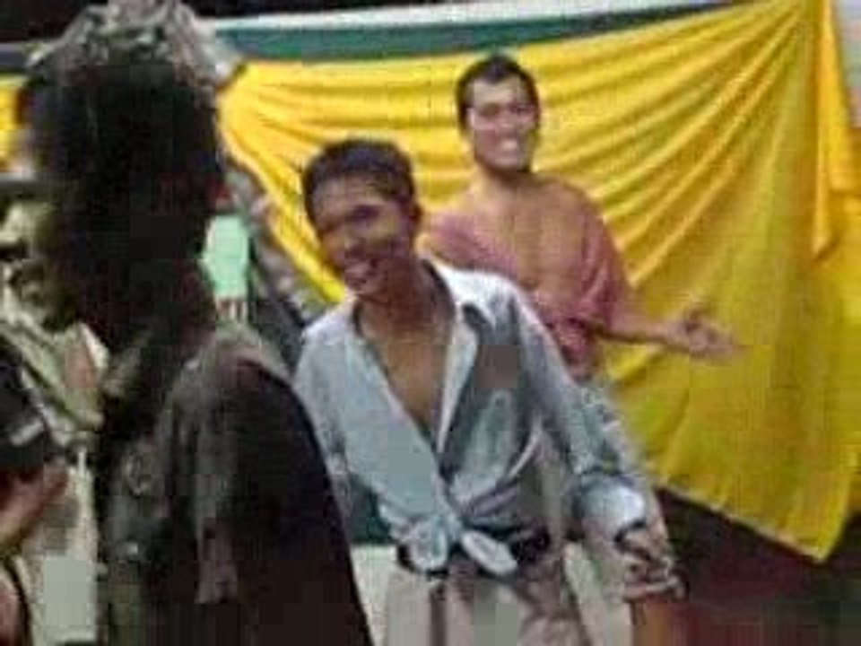 les gars du foyer dansent en fille