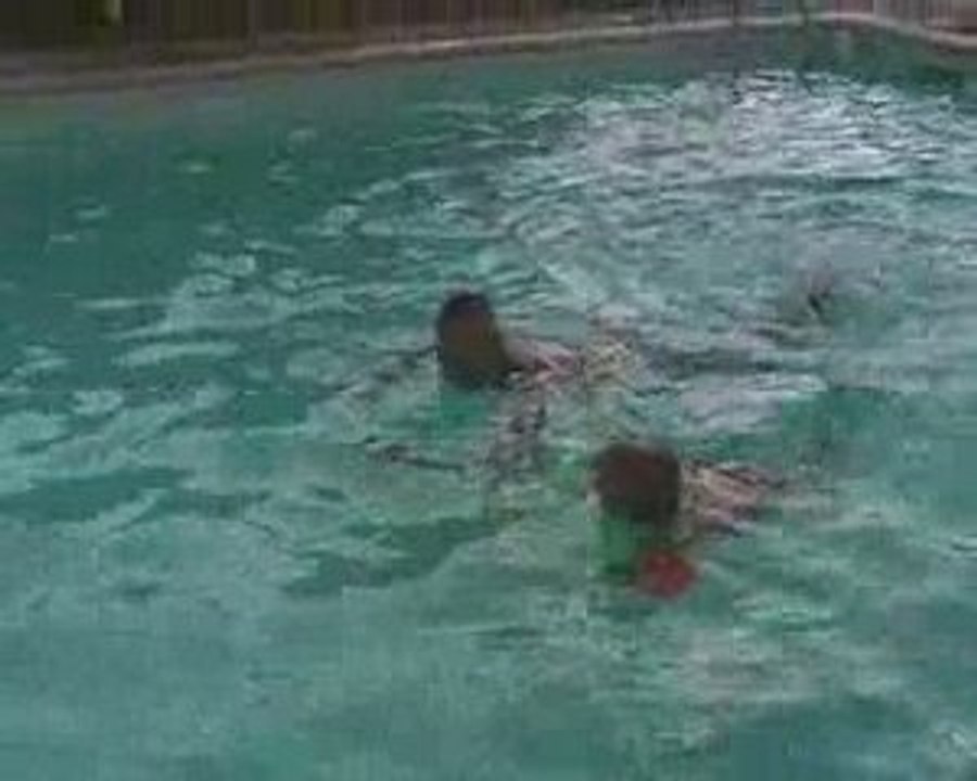 Lau et Brieuc dans la piscine
