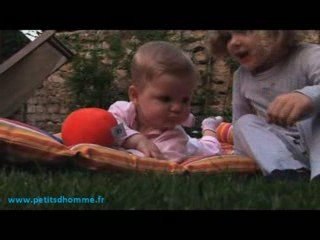 Petits d'homme - La grande soeur est un peu jalouse...