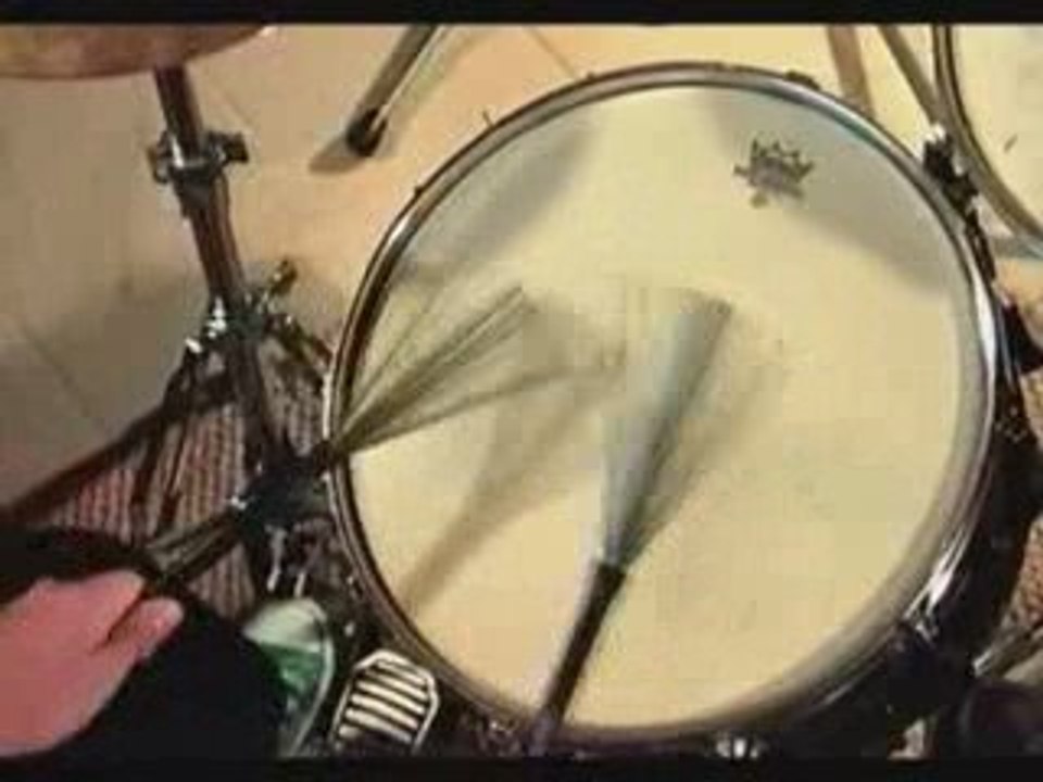 Le jeu aux balais à la batterie